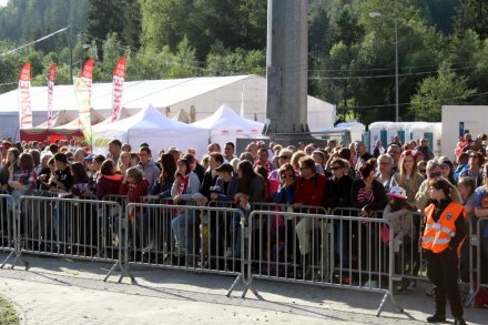 Kibice oczekujący na rywalizację skoczków