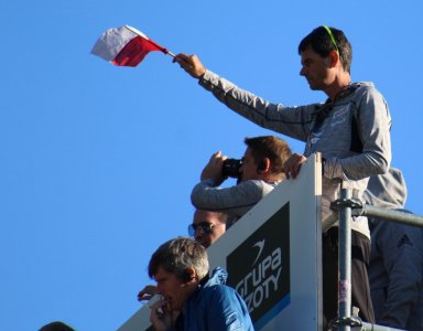 Trener Stefan Horngacher daje sygnał do startu