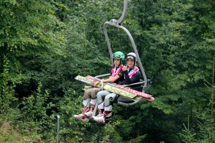 Skoczkowie jadą na górę skoczni