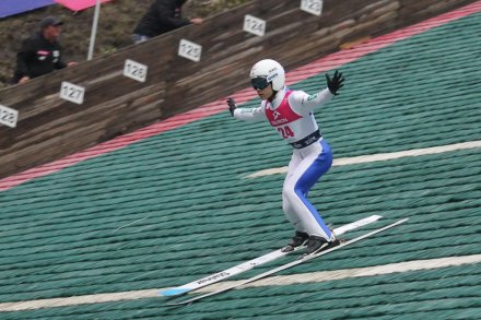 Lądowanie skoczka z Japonii