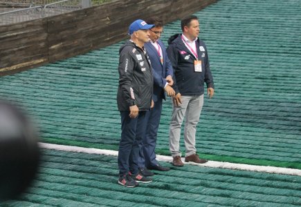 Oficjele wręczający puchary