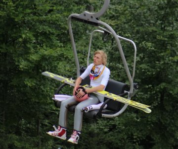 Dawid Kubacki w drodze na górę skoczni