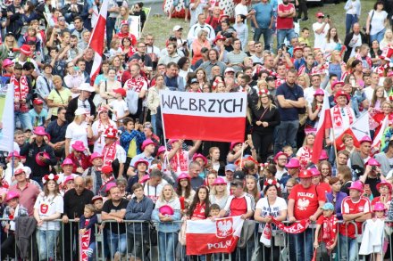 Kibice na widowni skoczni