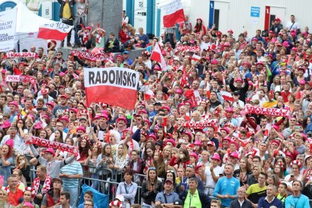 Fani głośno dopingowali skoczków