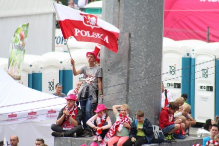 Kibic z biało-czerwoną flagą