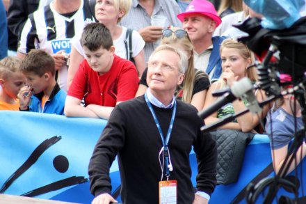 Walter Hofer obserwuje wydarzenia na skoczni