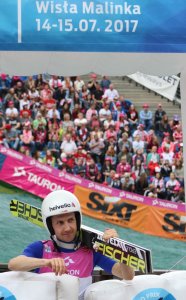 Simon Ammann z kibicami w tle