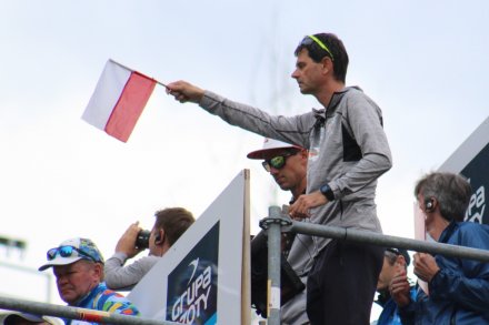 Trener Stefan Horngacher daje sygnał do startu