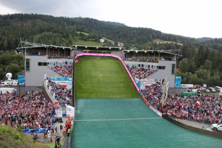 Trybuny skoczni wypełnione kibicami