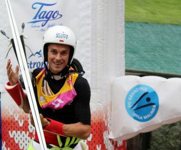 Piotr Żyła uśmiecha się po swojej drugiej, znacznie lepszej próbie