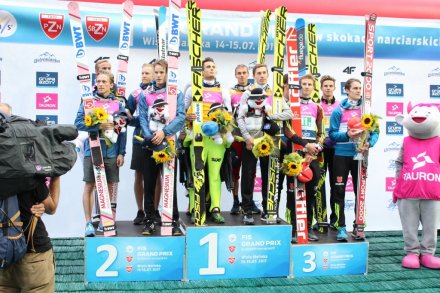 Najlepsze drużyny konkursu podczas hymnu Polski