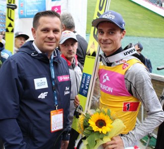 Piotr Żyła z burmistrzem Tomaszem Bujokiem