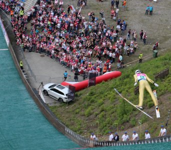 Kibice obserwują zawodnika w locie