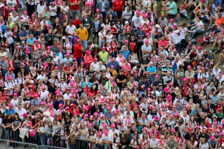 Kibice pod skocznią obserwują zawody