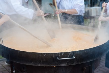 Fragment smażenia jajecznicy