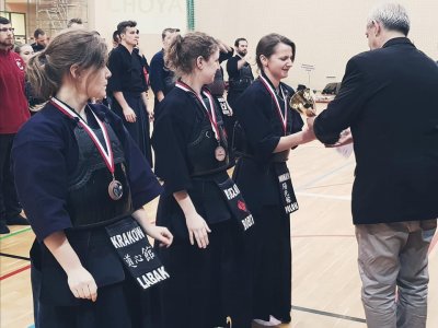 Aleksandra Polok odbiera puchar za zdobycie wicemistrzostwa Polski