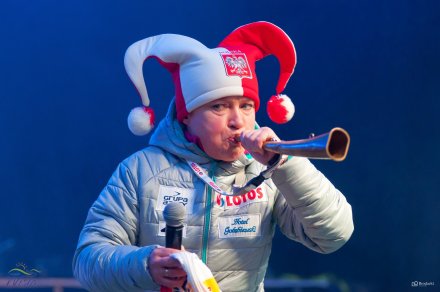 Maria Bujok, dyrektor WCK rozgrzewa kibiców