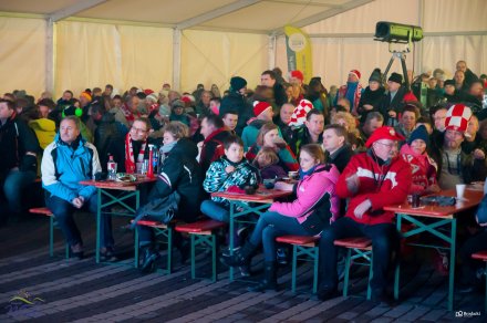 Liczna publiczność podczas transmisji konkursu skoków