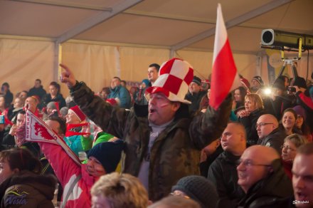 Kibic w biało-czerwonych barwach dopinguje podczas transmisji