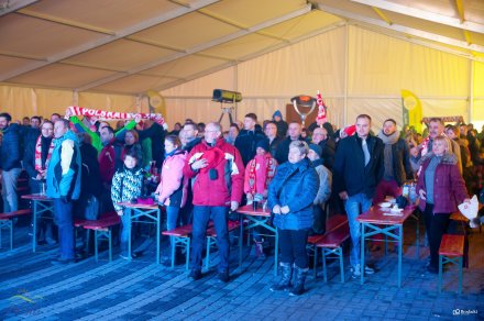 Rozemocjonowana publiczność śledzi konkurs na telebimie