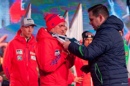 Burmistrz Tomasz Bujok wręcza plastron Andersowi Fannemelowi