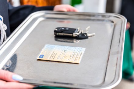 Kluczyki i dokumenty do nowego samochodu druhów strażaków