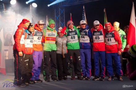 Ośmiu najlepszych skoczków tegorocznego Pucharu Świata pozuje do zdjęcia