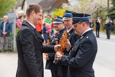 Przewodniczący Rady Miasta Wisła wręcza pamiątkowe podziękowanie prezesowi ZOM OSP Wisła Tomaszowi Bujokowi