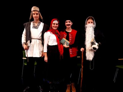 Grupa uczniów odgrywająca bohaterów Chłopów