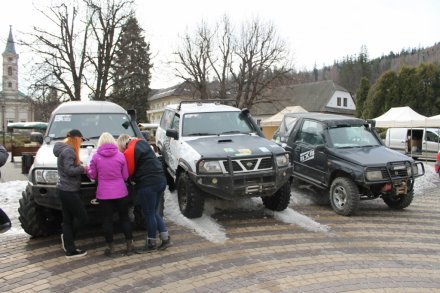Załogi na starcie na placu Hoffa