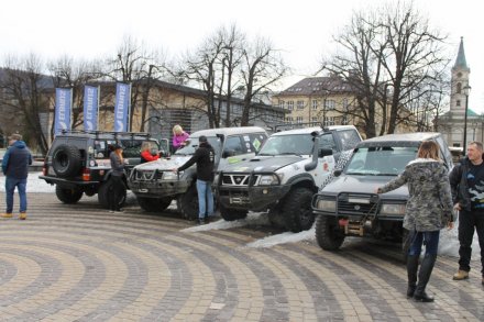 Załogi na starcie na placu Hoffa