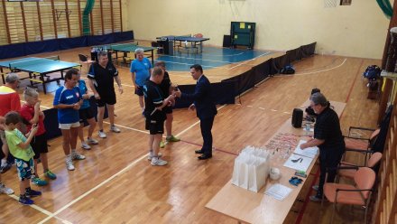 Burmistrz Tomasz Bujok wręcza puchar jednej z par deblowych