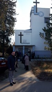 Burmistrz przed kosciołem w Ostojićevie