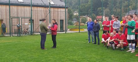 Drużyna na III miejscu odbiera puchar