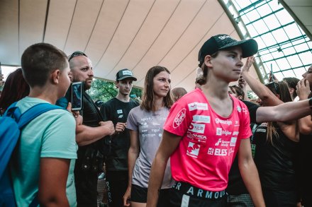 Skoczkinie wchodzące na scenę