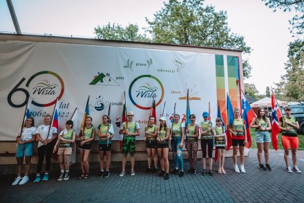 Wolontariusze pomagający w ceremonii
