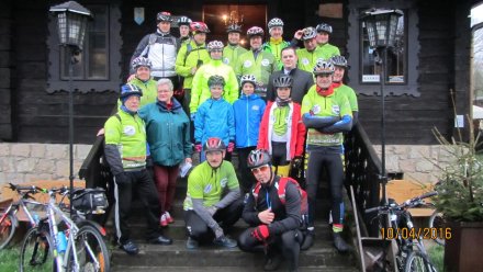 Grupowe zdjęcie uczestników wycieczki z burmistrzem Wisły