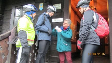 Prezes PTTK wręcza legitymacje nowym członkom