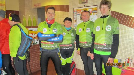 Cykliści "Górala" w koszulkach z logiem miasta