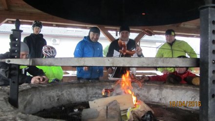 Pieczenie kiełbasek na grillu podczas przerwy w pedałowaniu