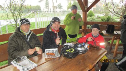 Uczestnicy wycieczki podczas przerwy na posiłek