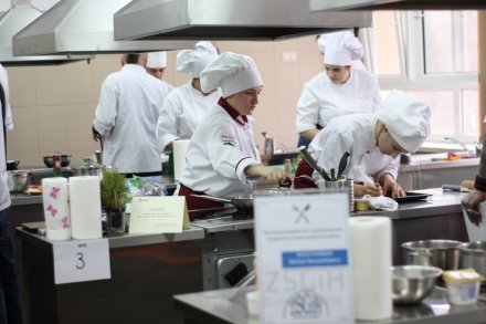 Młody skoczek w locie