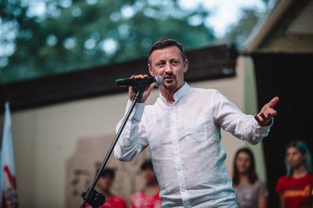 Adam Małysz na scenie amfiteatru