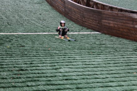 Skoczek na zeskoku po swojej próbie