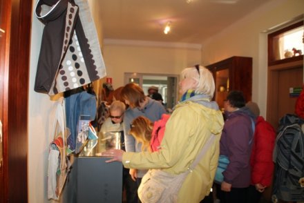 Uczestnicy Warsztatów Terapii Zajęciowej z Czechowic zwiedzają Galeryjkę Wiślańskiego Centrum Kultury