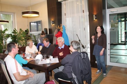 Hanka Działa prowadzi warsztaty dla Uczestników Warsztatów Terapii Zajęciowej z Czechowic