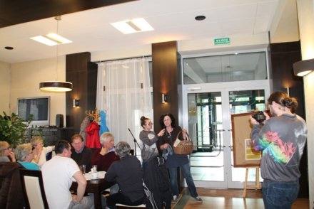 Hanka Działa prowadzi warsztaty dla Uczestników Warsztatów Terapii Zajęciowej z Czechowic