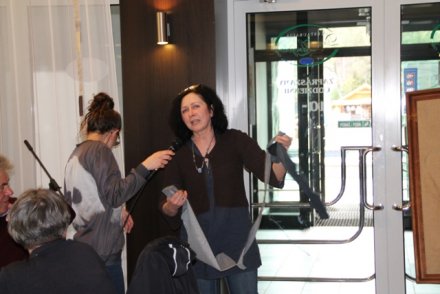 Hanka Działa prowadzi warsztaty dla Uczestników Warsztatów Terapii Zajęciowej z Czechowic