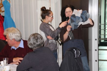 Hanka Działa prowadzi warsztaty dla Uczestników Warsztatów Terapii Zajęciowej z Czechowic