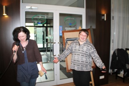 Hanka Działa prowadzi warsztaty dla Uczestników Warsztatów Terapii Zajęciowej z Czechowic